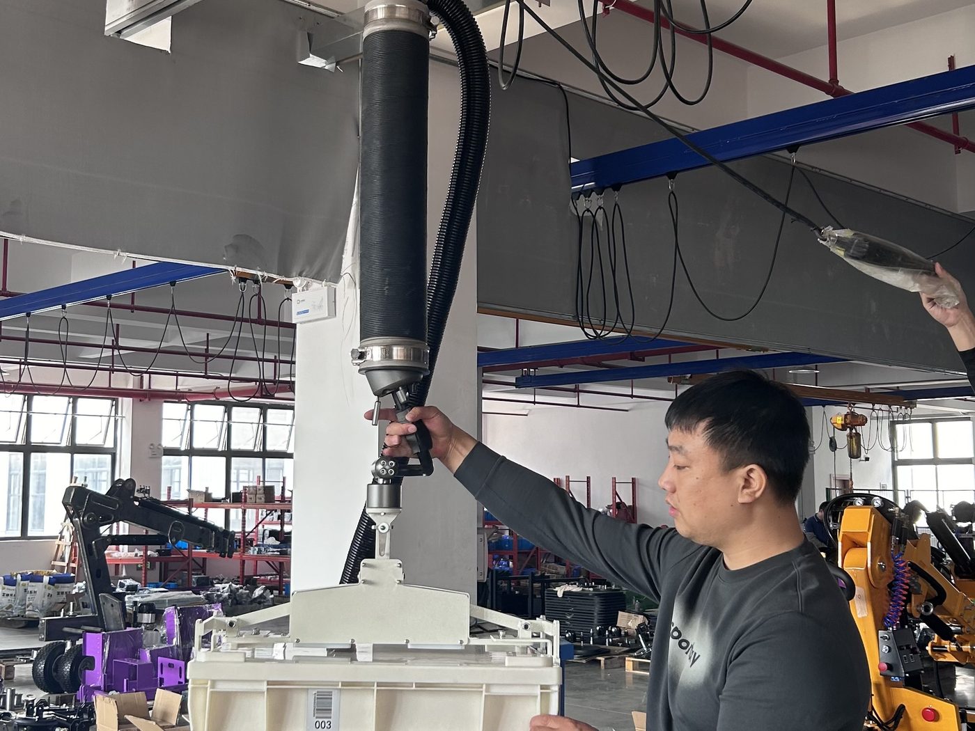 ESM vacuum tube lifter lifting a machine housing