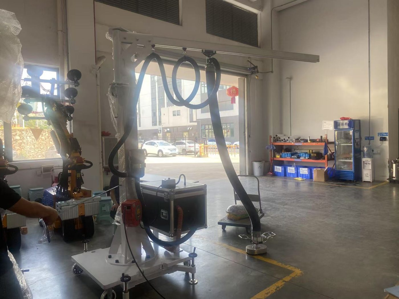 Mobile vacuum tube lifter in the Cowest workshop